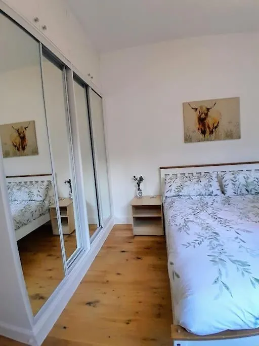 Cosy 2 Bed Edinburgh Apartment