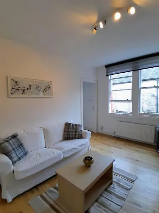 Cosy 2 Bed Edinburgh Apartment 0*,