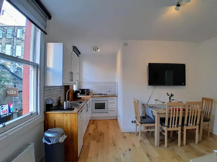 Cosy 2 Bed Edinburgh Apartment