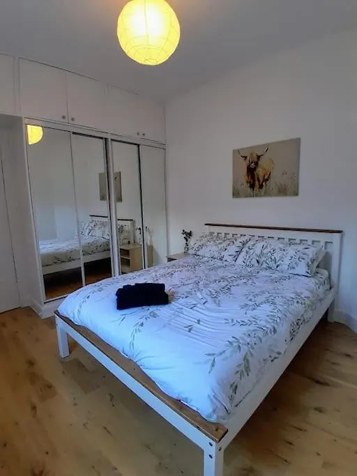 Cosy 2 Bed Edinburgh Apartment